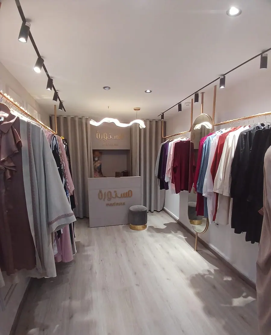 Intérieur de la boutique Mastoura : portants et comptoir